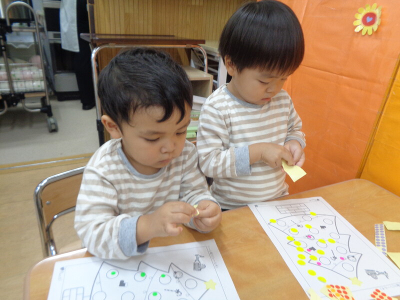 クリスマスツリーにシールで飾り付け🎄！もうすぐ12月だね🌟